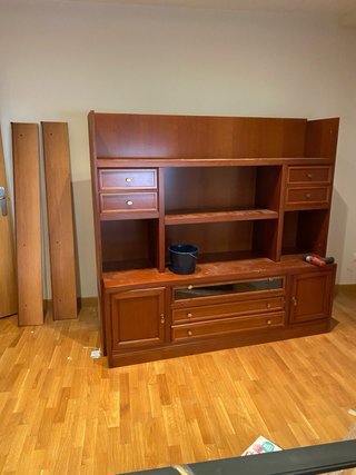 Mobile in legno massello con vetrine e cassetti