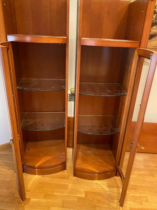 Mobile in legno massello con vetrine e cassetti
