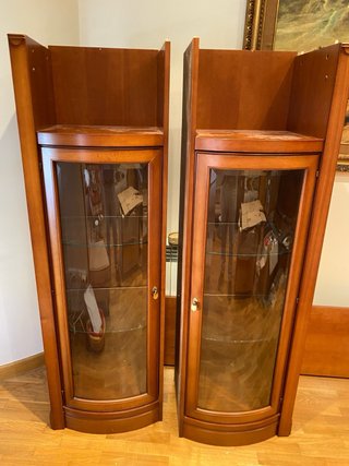 Mobile in legno massello con vetrine e cassetti