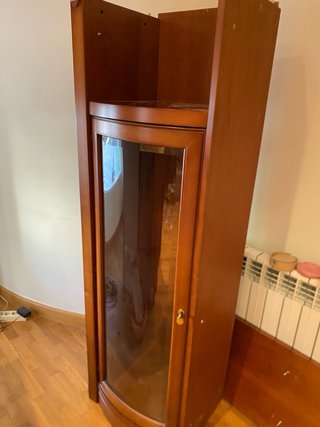 Mobile in legno massello con vetrine e cassetti