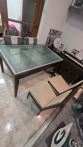 Mesa con 4 sillas a juego