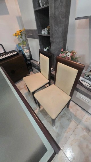 Mesa con 4 sillas a juego