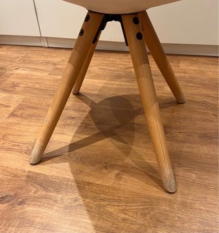 Silla blanca moderna patas madera