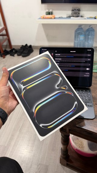 iPad Pro (M5) Space Gray + Magic keyboard