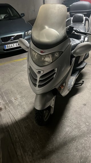 Maxi Scooter Kymco Plateada