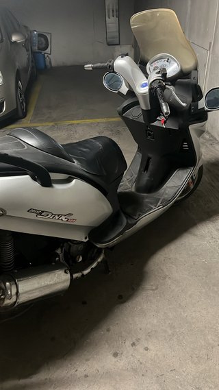 Maxi Scooter Kymco Plateada
