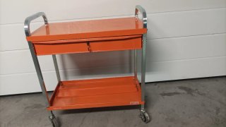 Carrito de herramientas naranja con cajón