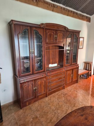 Mesa y sillas de comedor clásicas