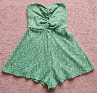 Mono corto Bershka flores verde y blanco
