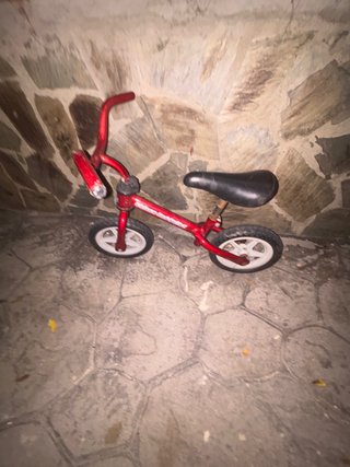 Bicicleta de aprendizaje roja para niños