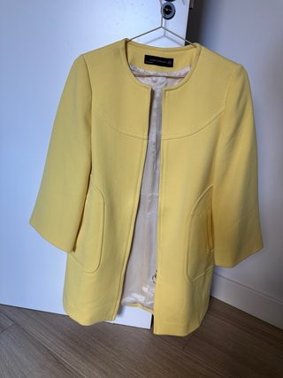 Abrigo amarillo Zara Talla xs
