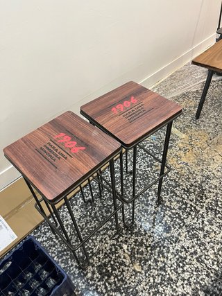 Mesa y Sillas de Bar de Regalo