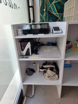Mobile reception in legno bianco
