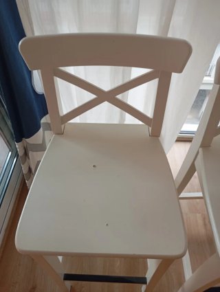 Sillas altas/ tronas de madera blancas (2)