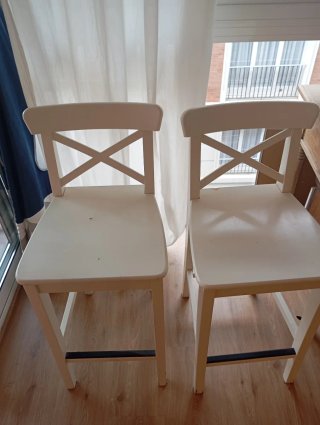 Sillas altas/ tronas de madera blancas (2)