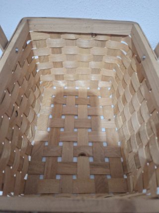 Canasta de madera tejida