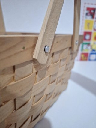 Canasta de madera tejida