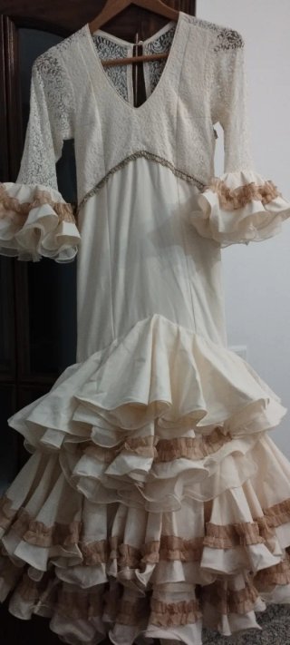 Traje de flamenca beige y blanco