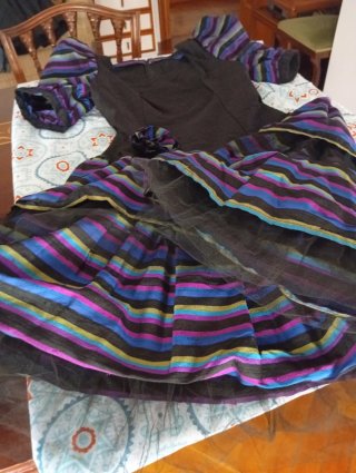Vestido de fiesta negro con falda de rayas