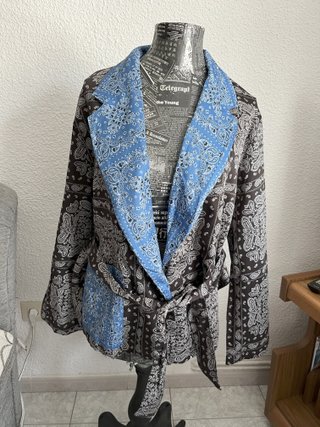 Chaqueta estilo kimono con estampado paisley
