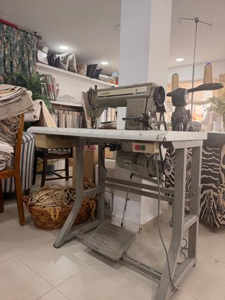 Máquina de coser Singer con mesa triple arrastre