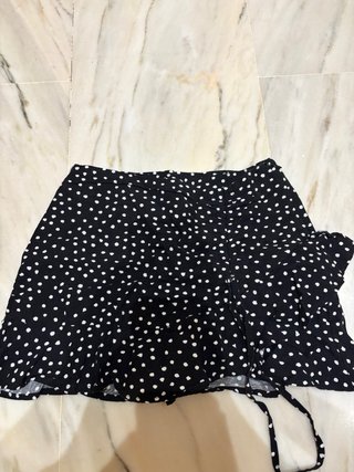 Falda Stradivarius lunares negra y blanca T.34