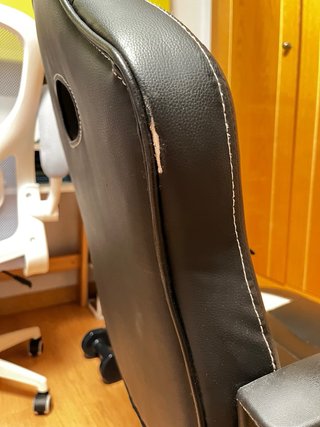 Silla de escritorio estilo gaming negra y blanca