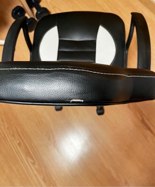Silla de escritorio estilo gaming negra y blanca