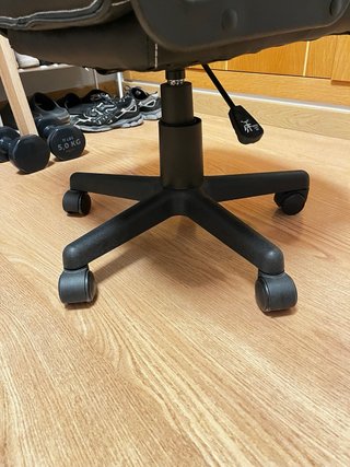 Silla de escritorio estilo gaming negra y blanca
