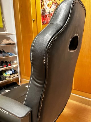 Silla de escritorio estilo gaming negra y blanca