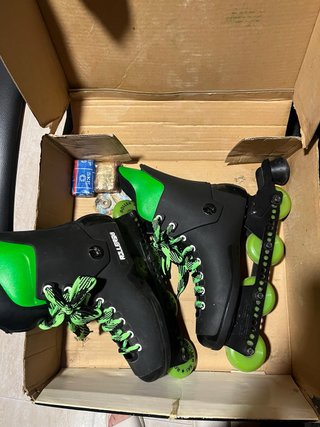 Patines en línea negros y verdes