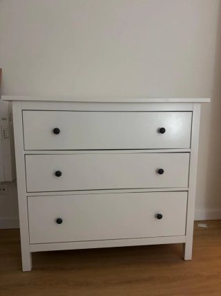 Cómoda blanca de madera