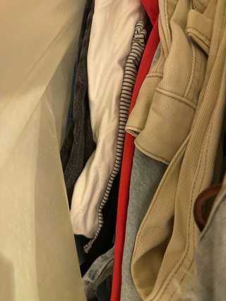 Bolsa de ropa variada con pantalones
