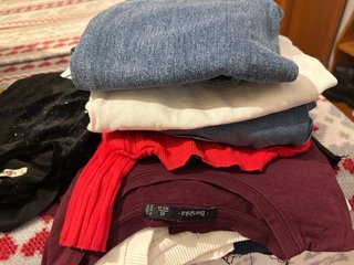 Bolsa de ropa variada con pantalones