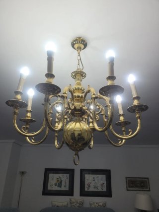 Lámpara de salón dorada