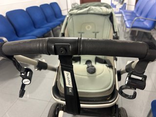 Cochecito Bugaboo Fox 3 con capazo verde y gris
