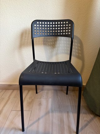 Silla Negra de Metal y Plástico