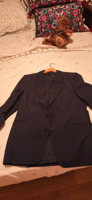 trajes de caballero , 1 negro con rayas y 2 azule