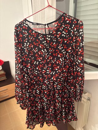 Vestido ZARA estampado floral negro y rojo