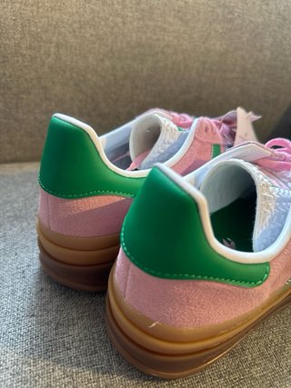 Adidas Gazelle rosas y verdes