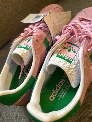 Adidas Gazelle rosas y verdes