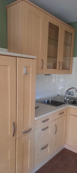 Cocina completa de madera y cristal