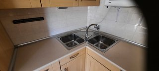 Cocina completa de madera y cristal