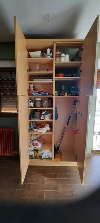 Cocina completa de madera y cristal