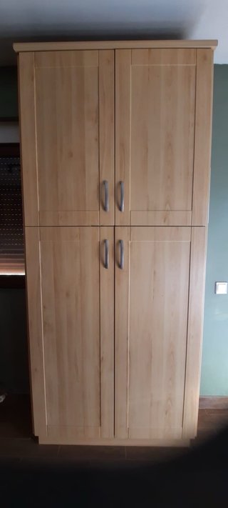 Cocina completa de madera y cristal