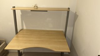 Escritorio amplio con estante y luz