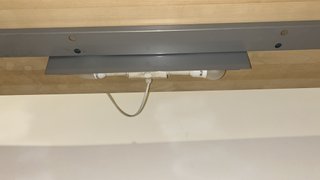 Escritorio amplio con estante y luz