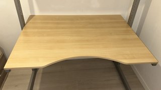 Escritorio amplio con estante y luz
