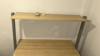 Escritorio amplio con estante y luz