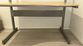 Escritorio amplio con estante y luz